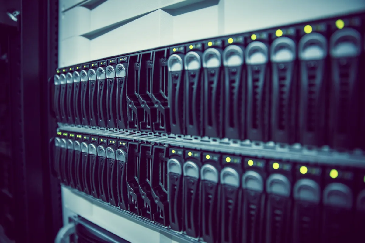 Zwei Reihen Serverfestplatten in einem Rack, grüne und gelbe Statusleuchten